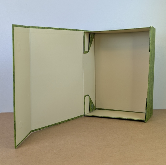 Gucci Gift Box, Green Embossed Patterning - Picture 7 of 16